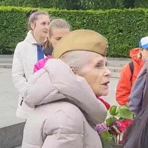 В Киеве сегодня задержали бабушку, которая пришла возложить цветы