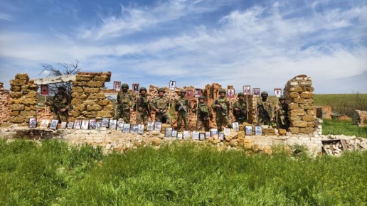 Участники СВО из казачьих добровольческих отрядов Кубанского войска провели акцию «Бессмертный полк» на передовой