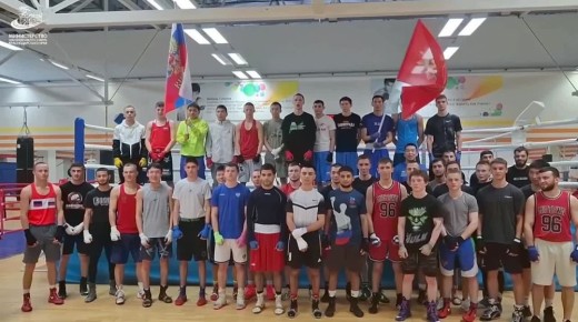 Помним! Гордимся! Чтим!. Воспитанники спортивных школ и центров спортивной подготовки по видам спорта Краснодарского края организовали акцию к 80–летию Победы со Знаменем Победы Смотрим видео! Минспорт России