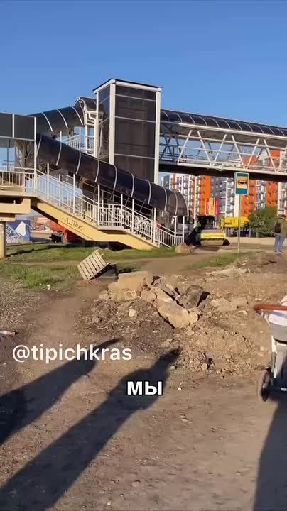 Единственный лифт в надземном переходе на Западном Обходе в Краснодаре не работает