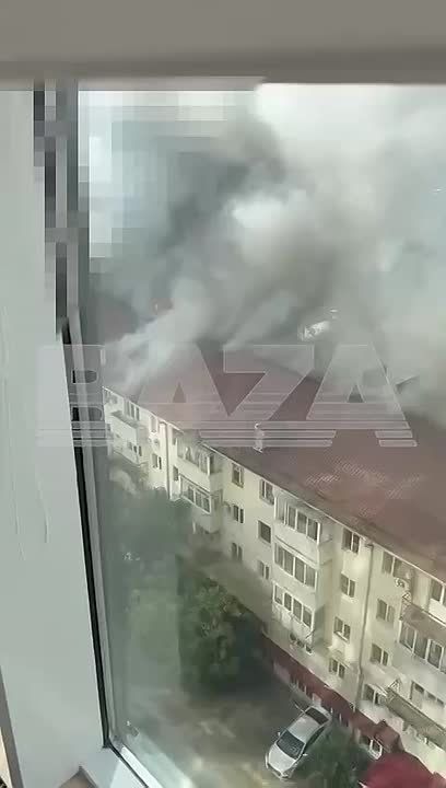 После атаки ВСУ по Новороссийску, горят крыши двух многоквартирных домов