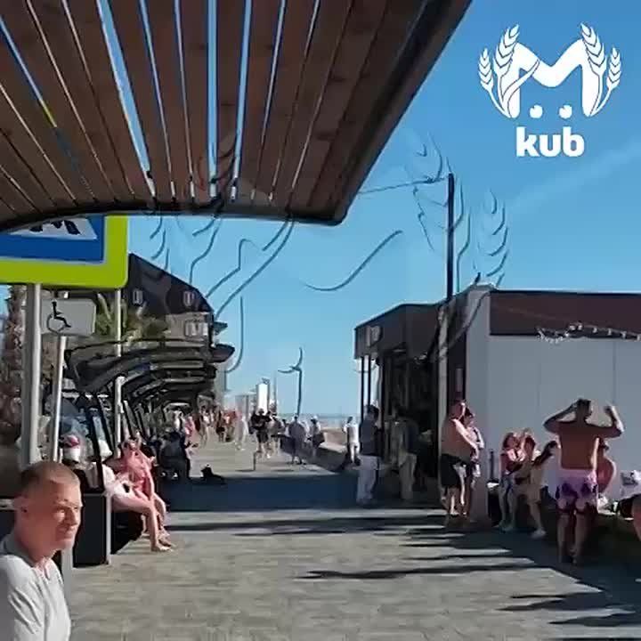 Отдыхающие возвращаются на пляжи в Сочи