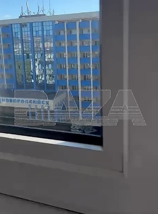 БПЛА атаковали центр Новороссийска - погибло 2 человека, повреждено здание гостиницы, обломки упали на припаркованные автомобили