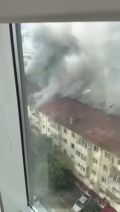 Жилой дом горит в Новороссийске после атаки дронов ВСУ