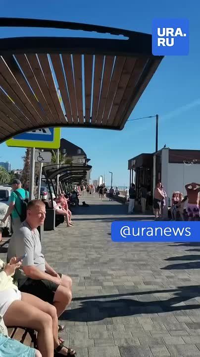 Кадры с пляжей в Сочи: мэр города Андрей Прошунин сообщил, что сейчас ситуация на территории курорта штатная, а эвакуация людей — превентивная мера в рамках беспилотной опасности