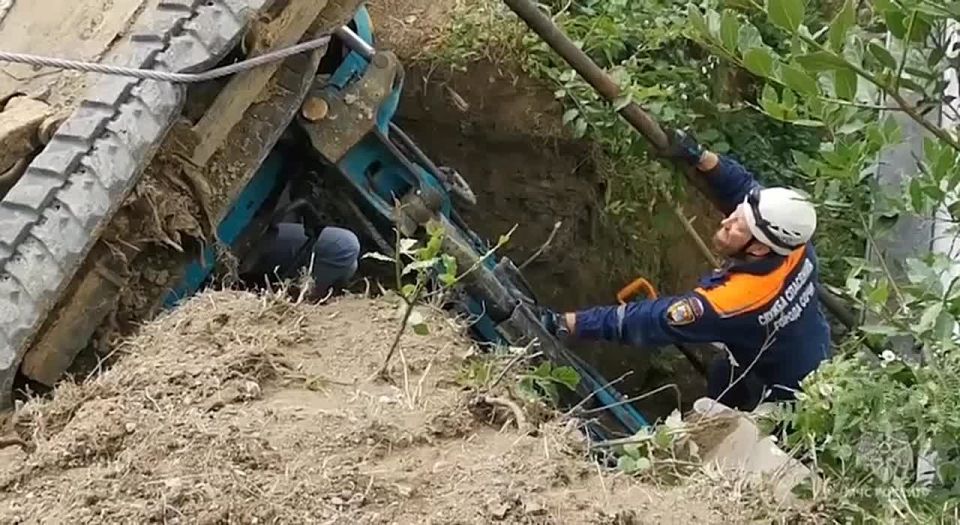 Сочинские спасатели вытащили экскаваторщика из-под многотонной машины