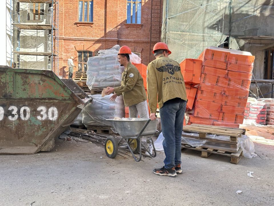Студенческие отряды помогли строителям в реконструкции здания для будущего Дома участников СВО