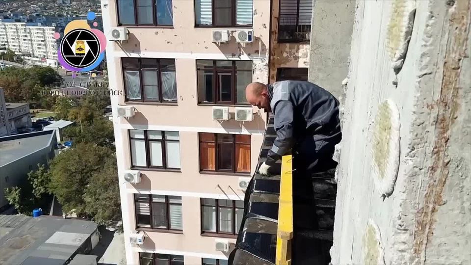 В сети опубликовано видео, где жительница дома по ул. Суворовской, 71 рассказывает о бездействии городских властей в вопросе восстановления квартиры после майской атаки киевского режима