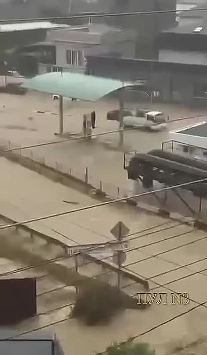 К Сочи подступает наводнение - топит уже Адлерский район: