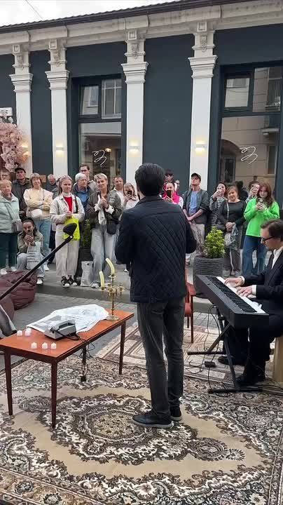 Наш прекрасный литературный вечер начался!