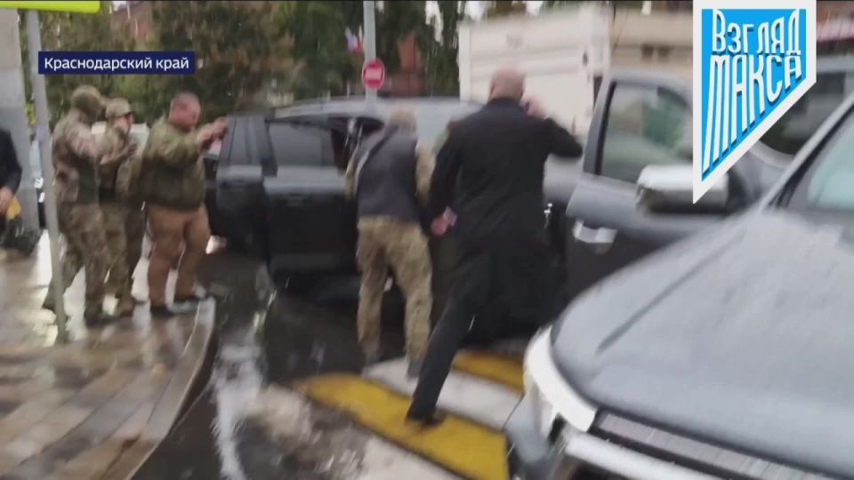Бывший исполняющий обязанности заместителя губернатора Краснодарского края Александр Власов, ранее объявивший о своем уходе на СВО, задержан по подозрению в крупном хищении гуманитарной помощи, предназначенной для участников...