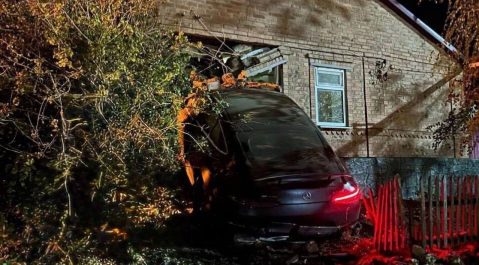В Ростовской области дочь криминального авторитета Цапка за рулем дорогого Mercedes протаранила частный дом