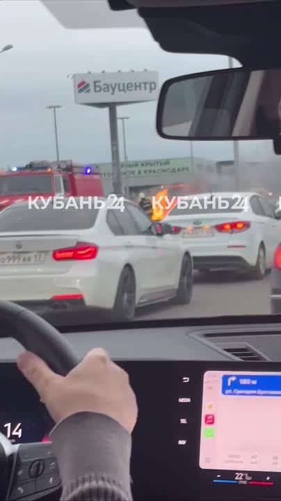 Момент взрыва автомобиля на Ростовском шоссе в Краснодаре попал на камеры очевидцев