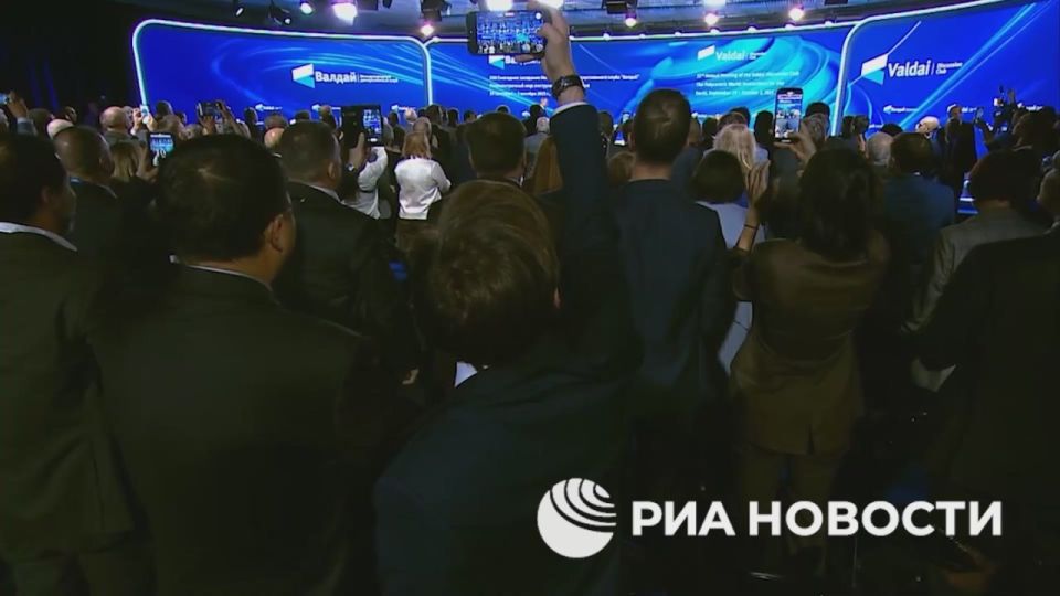 Пленарная сессия Валдайского клуба с участием Путина началась в Сочи — и все важные заявления Президента вы узнаете у нас!