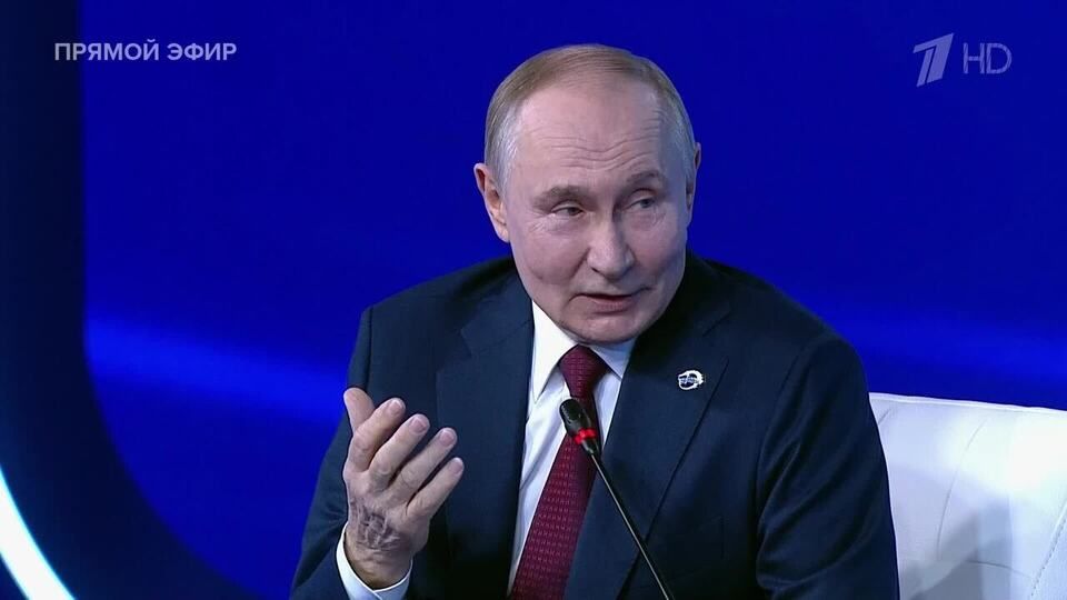 Путин отметил вновь появившуюся традицию среди девушек носить кокошник
