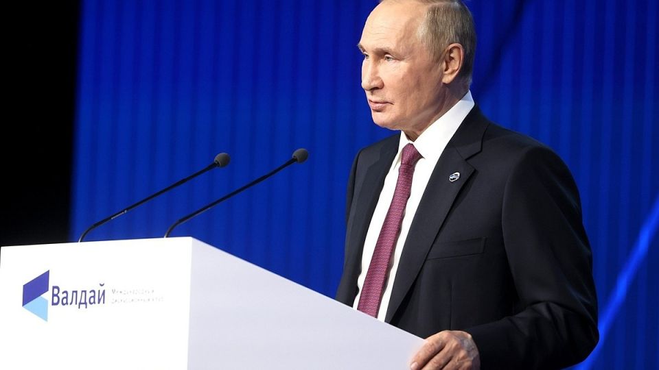 Владимира Путина обрадовала мода на кокошники на фоне информационных атак Запада