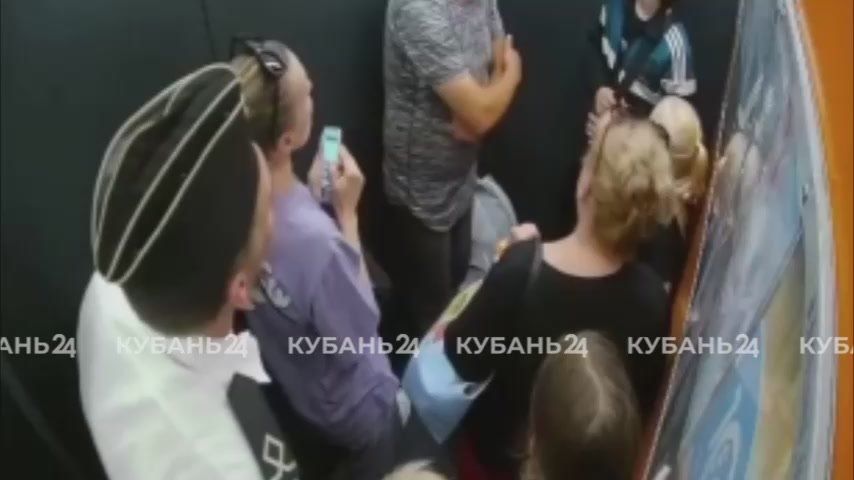 Лифт с людьми вышел из-под контроля и поехал вниз в многоэтажке Новороссийска — соцсети