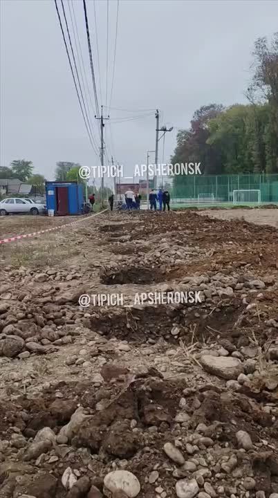 В Апшеронске 11-летний мальчик провалился в яму на детской площадке у парка и просидел в ней всю ночь