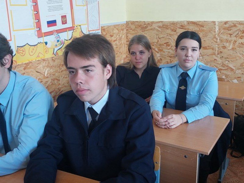 В Ейске сотрудники полиции и представитель общественности встретились с учащимися «полицейских классов»