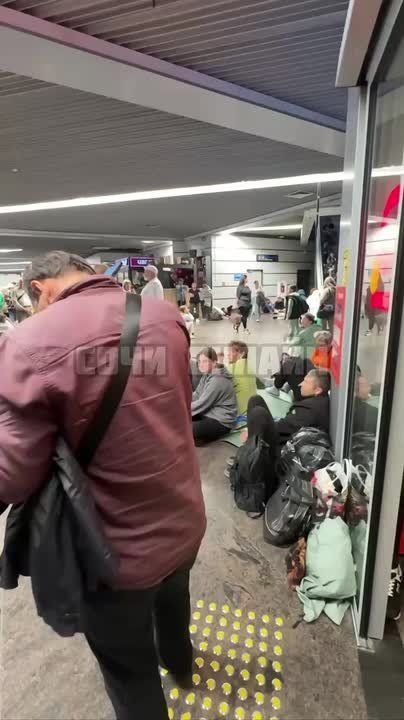 В аэропорту Сочи проведена эвакуация, пассажиры ожидают возобновления работы аэропорта на первом этаже