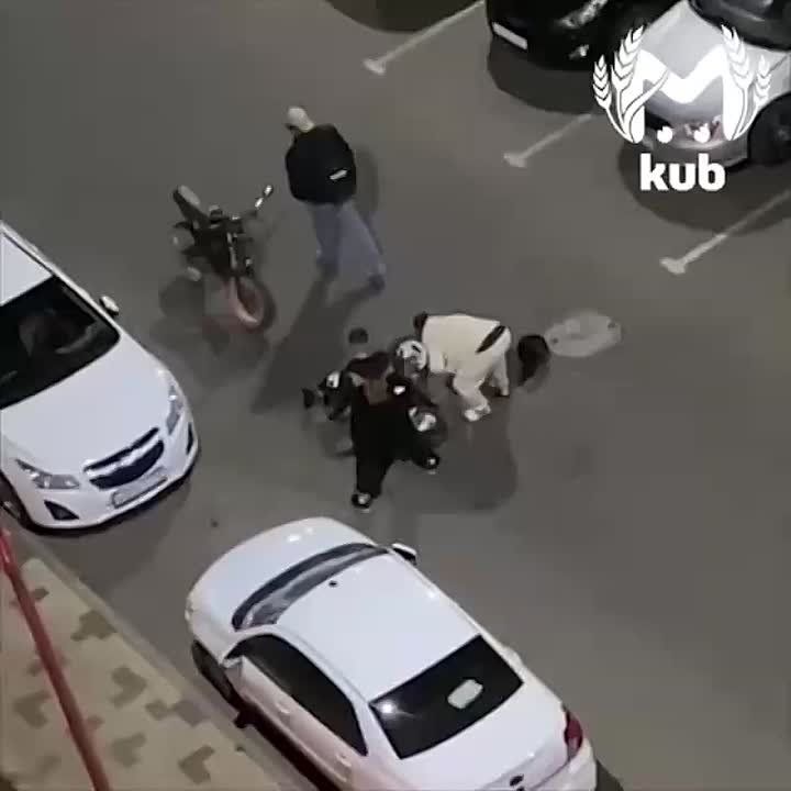 Краснодарские скутеристы выстрелили в ногу мопедисту, который пытался им помочь