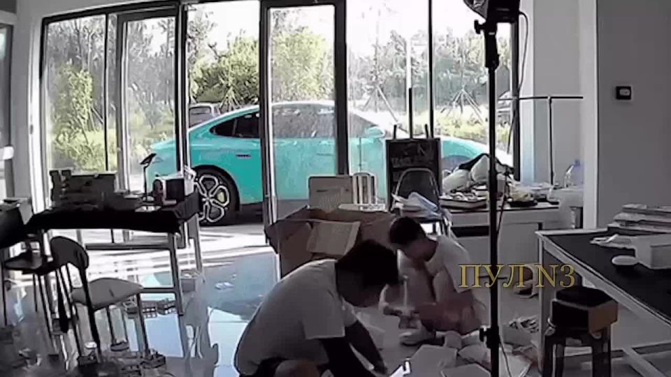 В Китае от семейной пары сбежал автомобиль: электрокар Xiaomi завёлся сам и уехал — хозяин в это время находился дома, у машины случайно сработала функция удалённого запуска