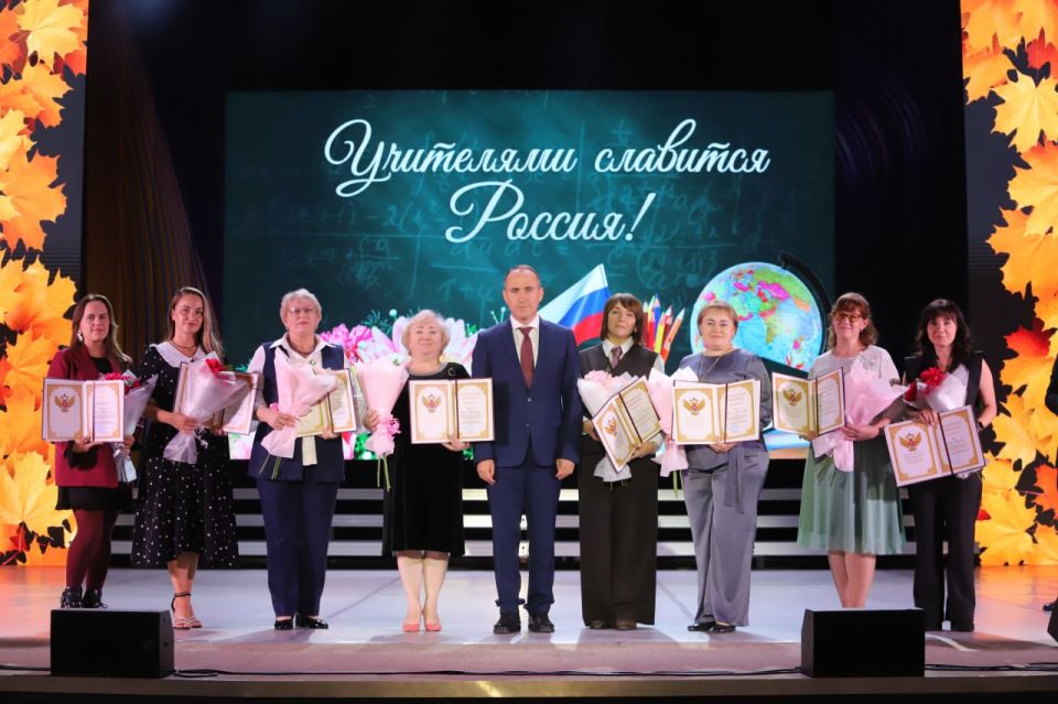 Награды к Дню учителя. Накануне Дня учителя во Дворце культуры курорта состоялся концерт, приуроченный к профессиональному празднику работников образования