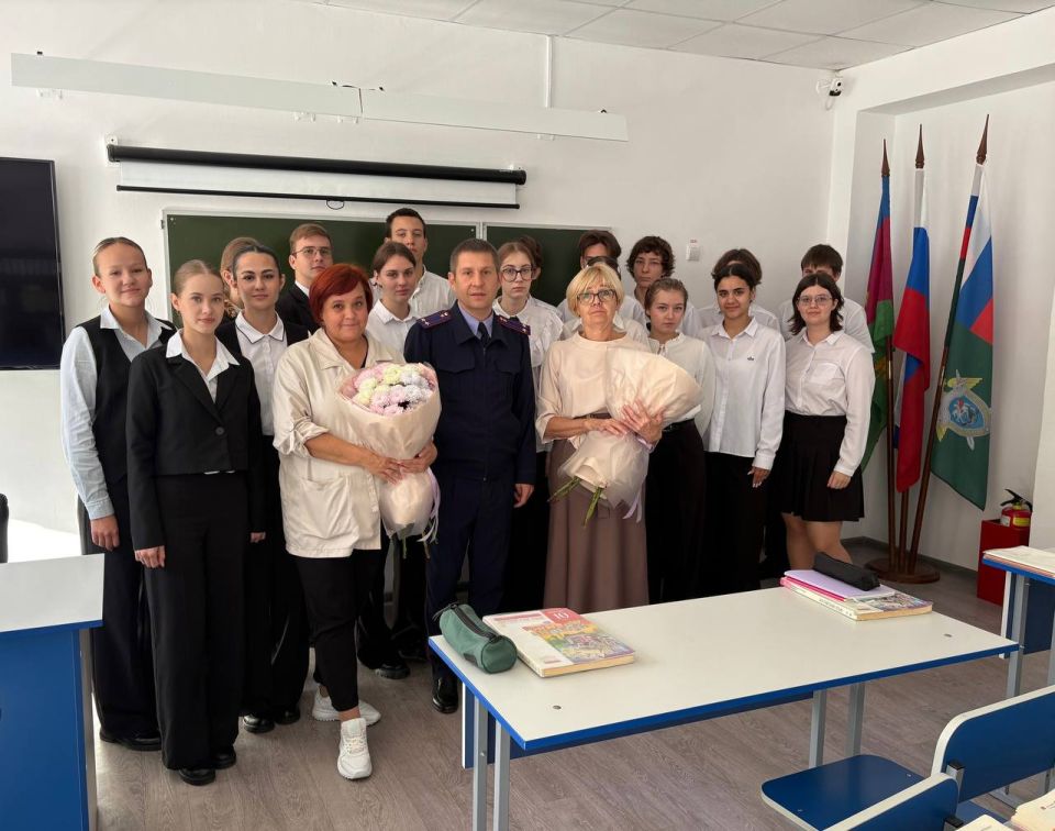 В Усть-Лабинске представитель следственного управления СКР по краю поздравил с Днем учителя преподавателей подшефного кадетского класса