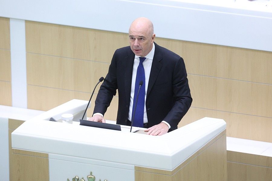 Министр финансов РФ Антон Силуанов представил на парламентских слушаниях в Совете Федерации проект федерального бюджета на 2026-2028 гг.