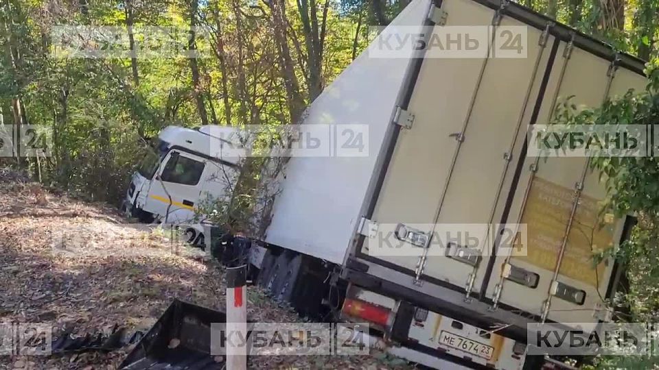 Легковушка превратилась в груду металла после столкновения с фурой на трассе Горячий Ключ — Джубга