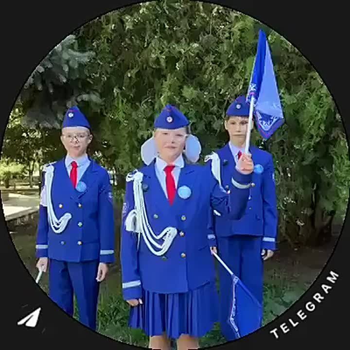 Первые команды выходят на сцену творческого конкурса — в воздухе лёгкое волнение и тревога