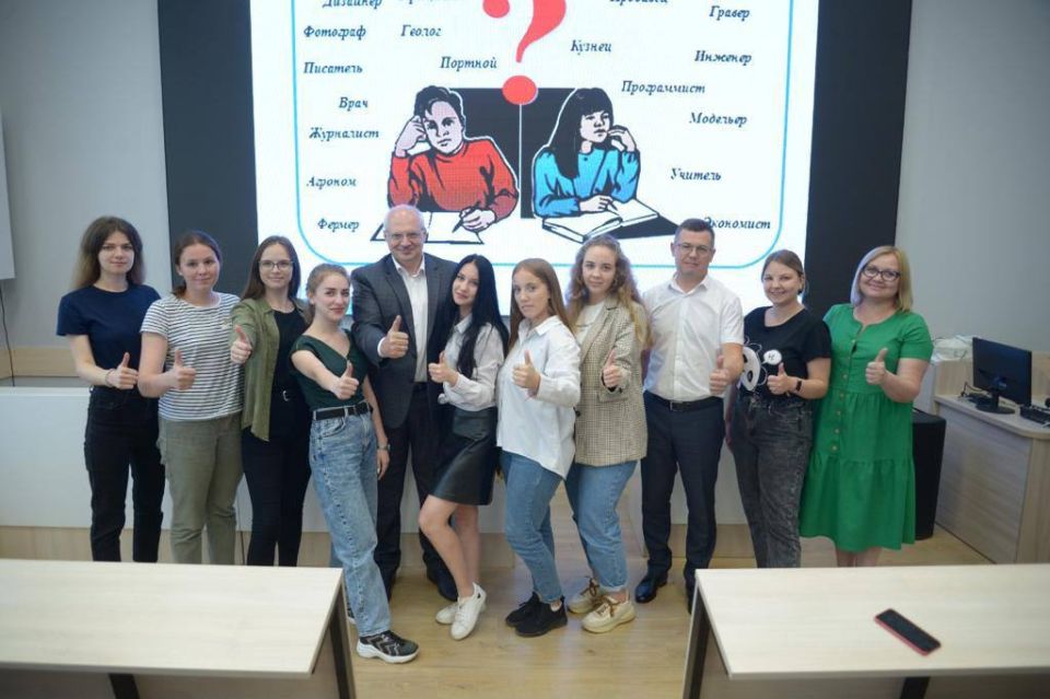 В рамках марафона «Служение» мы встретились с главой Армавира Андреем Харченко, который рассказал нам о своей работе и что значит для него муниципальная служба