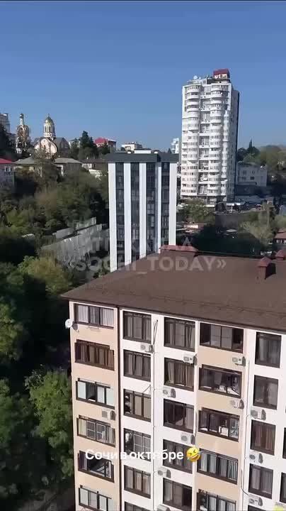 Женщина нашла укромное место, чтобы позагорать в одиночестве