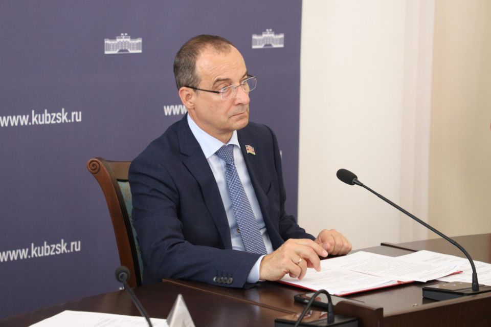 Председатель ЗСК Юрий Бурлачко провел планерное совещание, на котором депутаты рассмотрели информацию об оказании в крае бесплатной юридической помощи