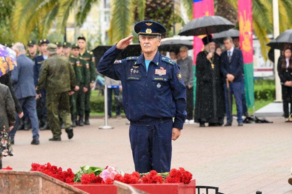В Сочи в день 82-годовщины освобождения Краснодарского края от немецко-фашистских захватчиков и завершения битвы за Кавказ состоялась торжественное возложение цветов к мемориальному комплексу
