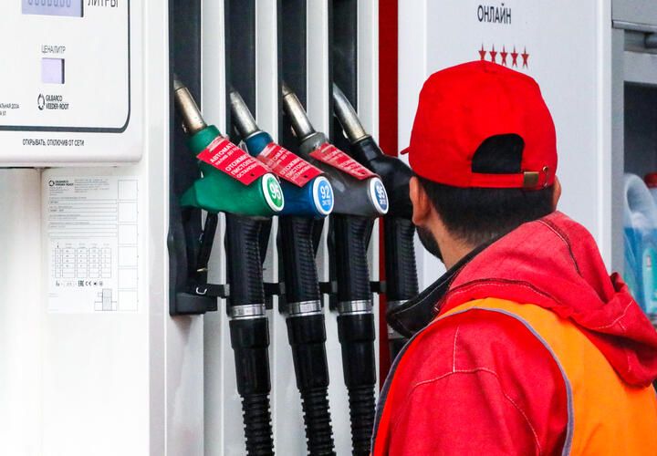 Атаки БПЛА, бензин по 80 рублей за литр, но это временно. Что происходит с топливом в России и чего дальше ждать