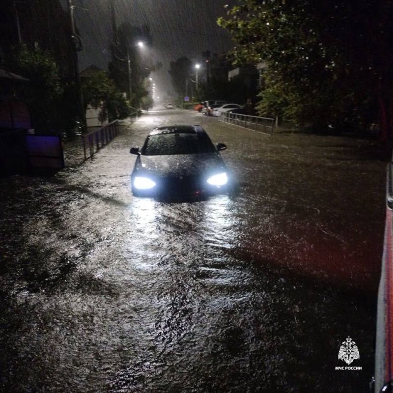 В Сириусе прошли сильные ливни, которые вызвали подтопление нескольких жилых домов, сообщили в ГУМЧС по Краснодарскому краю
