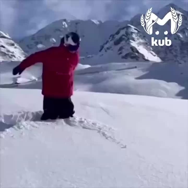 До Нового года 82 дня, а мы уже делимся с вами зимним настроением! На Красной Поляне выгрузили первую партию снега