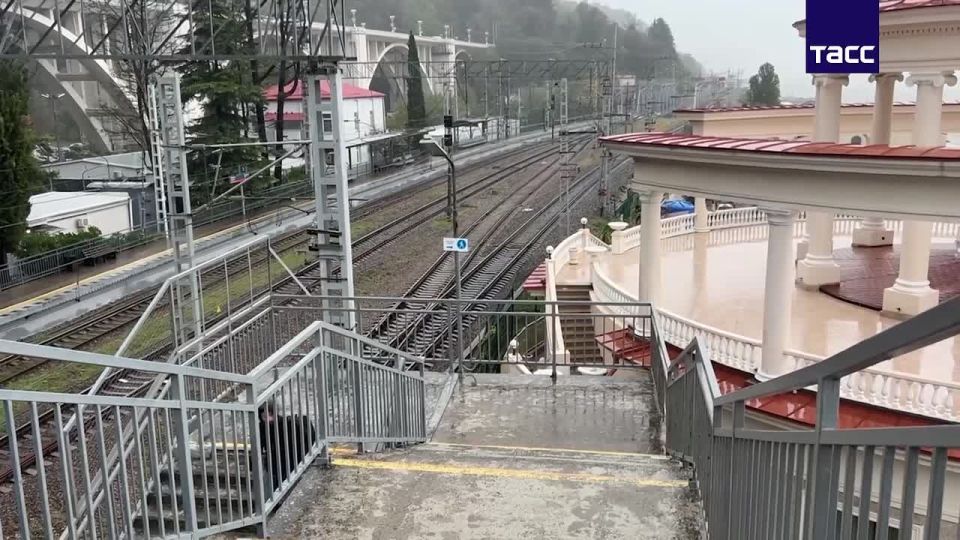 Красный уровень погодной опасности объявили синоптики до 11 октября в Сочи и Сириусе, сообщили ТАСС в Гидрометцентре РФ