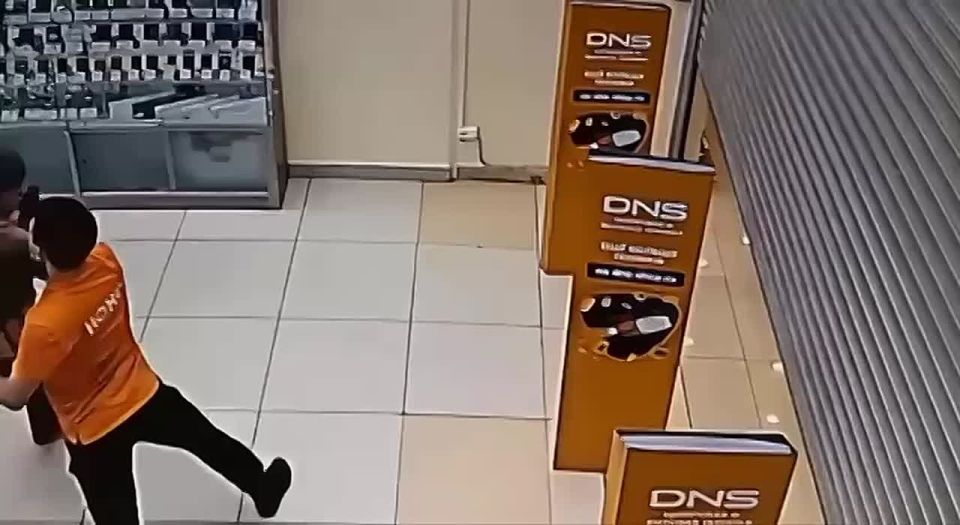В столичном магазине DNS был обнаружен сотрудник-ниндзя: парень эпично бросился в погоню за вором