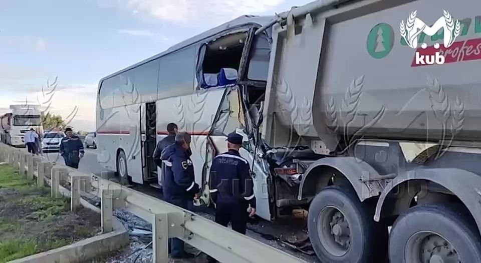 Детский экскурсионный автобус столкнулся с грузовиком в Усть-Лабинском районе