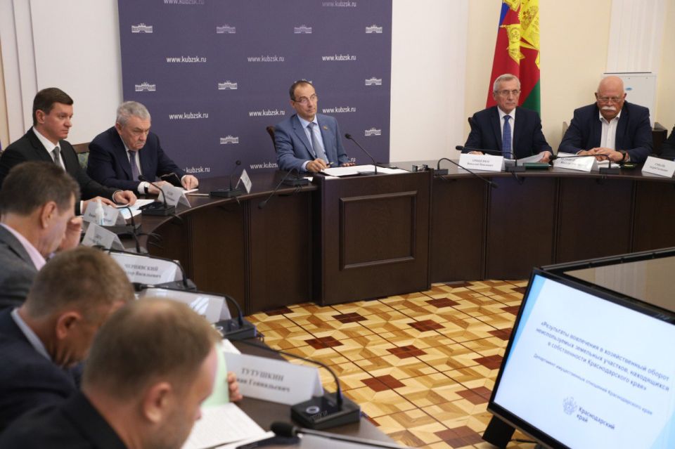 Председатель ЗСК Юрий Бурлачко провел еженедельную депутатскую планерку
