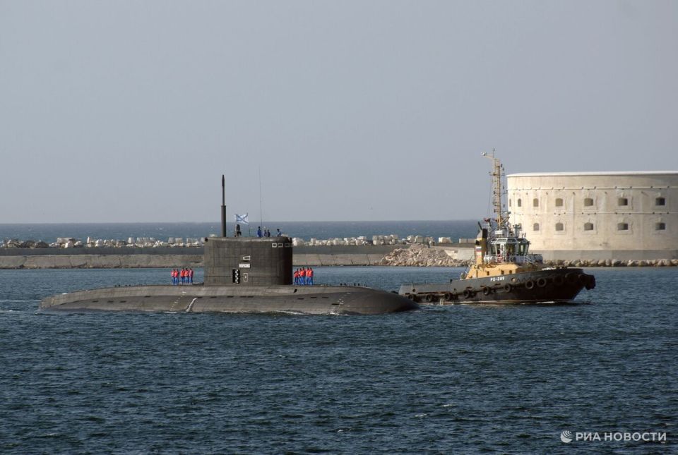Подлодка "Новороссийск" проходит пролив Ла-Манш в надводном положении