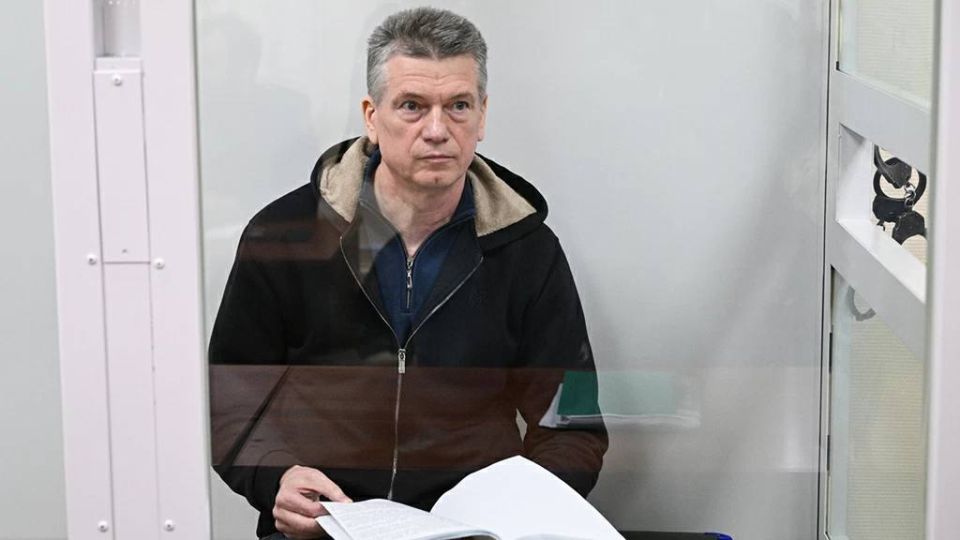 Сергей Мардан: Известный коллекционер солидных часов и раритетных монет, а по совместительству бывший начальник начальник управления кадров Минобороны России генерал-лейтенант Кузнецов обратился с письмом к верховному...