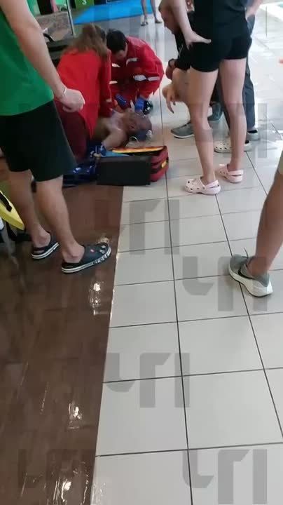 В бассейне фитнес-центра в Краснодаре утонул мужчина