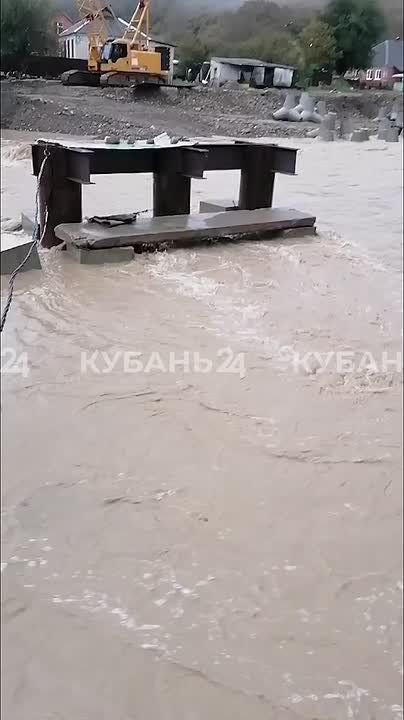 Временную переправу через реку Шапсухо снесло из-за сильных дождей в Молдавановке (Туапсе)