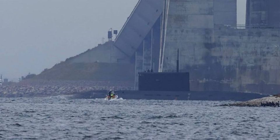 Российская большая подводная лодка проекта 06363 Б-261 «Новороссийск», о якобы поломках которой клеветали в НАТО, сегодня прошла Балтийскими проливами и вошла в Балтийское море