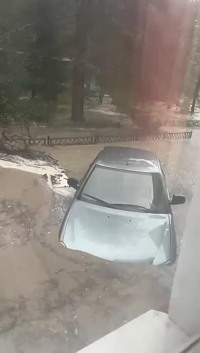 Потоки воды побежали по улицам Туапсе после сильных дождей, говорят местные