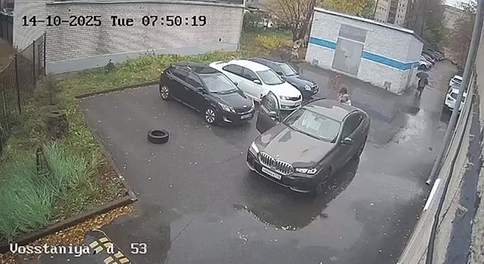 Жуткие кадры из Казани: мужчина в чёрном подкараулил женщину у машины и набросился на неё с ножом