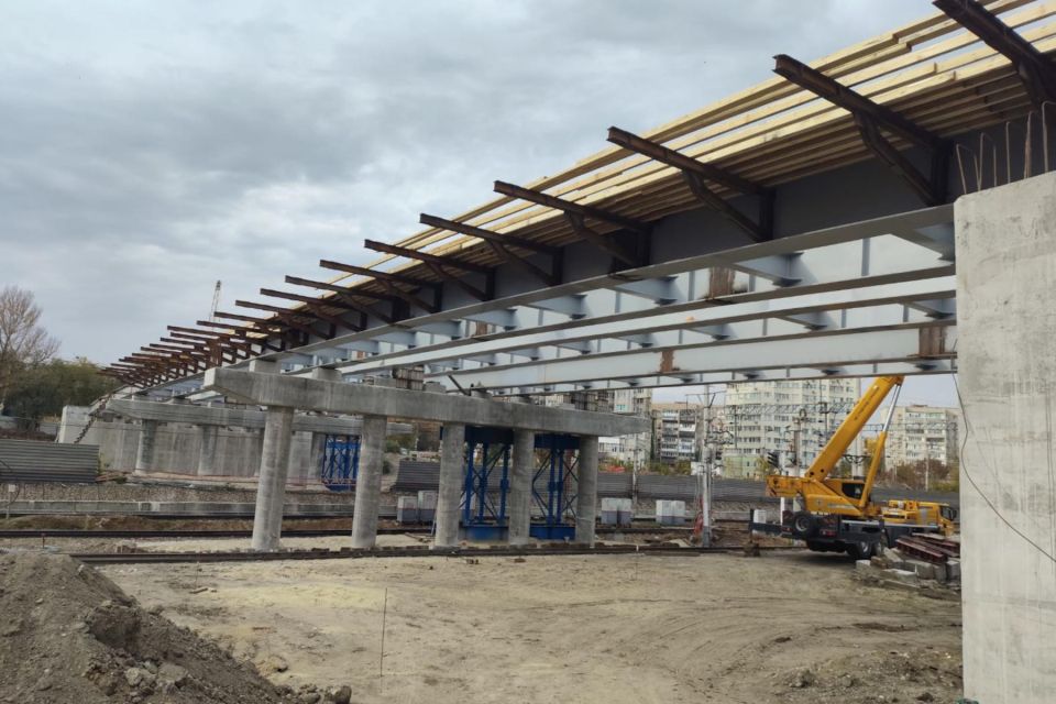 В Саратове завершилась надвижка пролетных строений путепровода «Стрелка»
